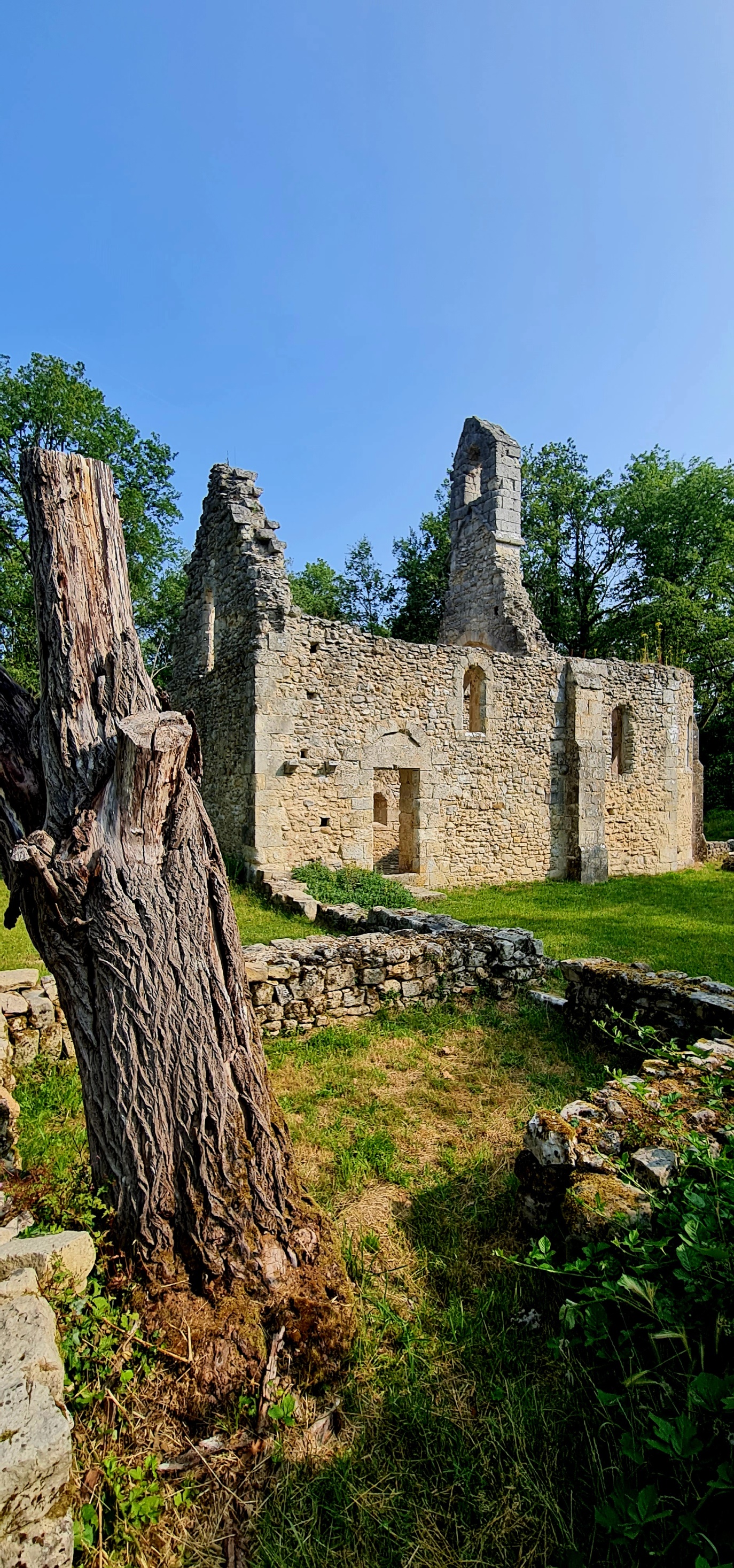 La chapelle templière et la fontaine de Fourches, une visite dans le passé.